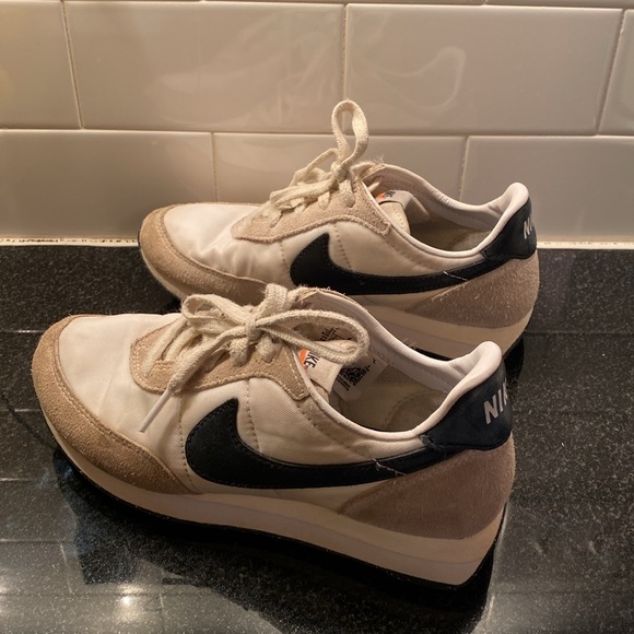 Nike running sneakers size 2 - Picture 6 of 8